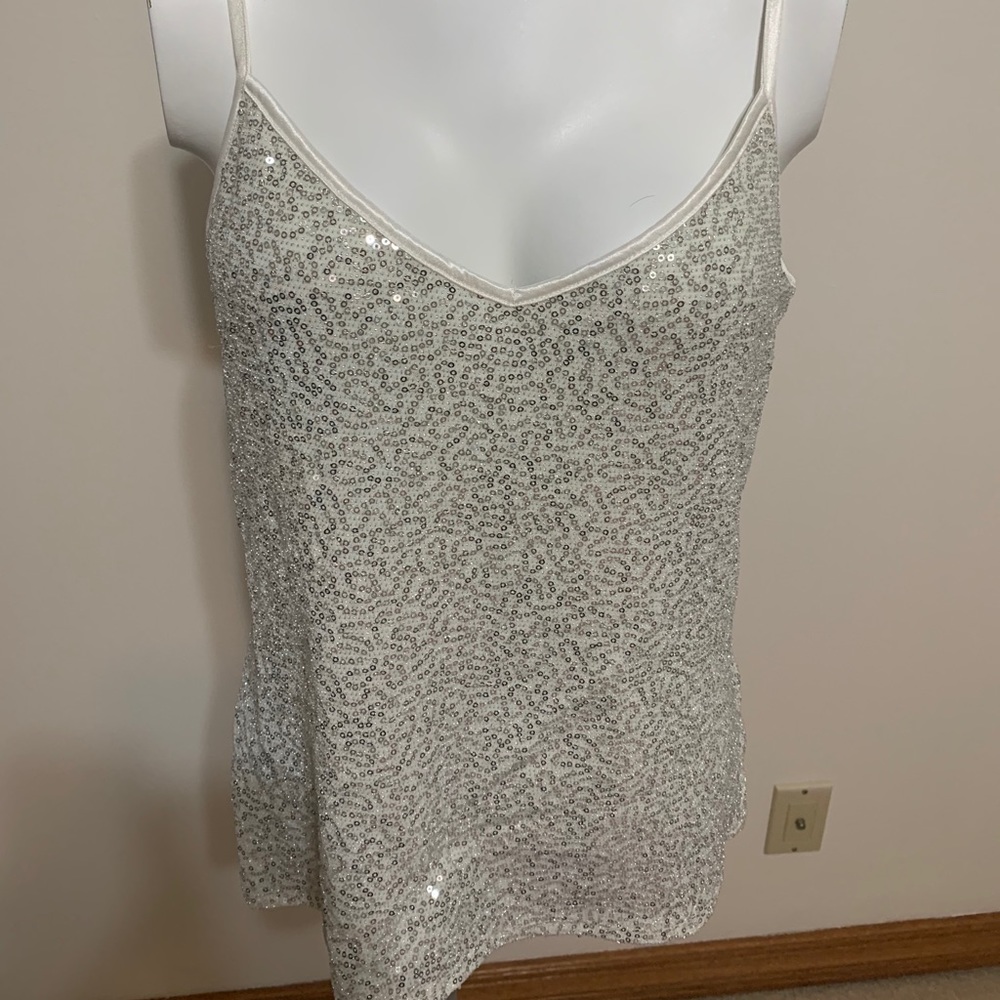 Sexy and sparkly white sequin tank🤍